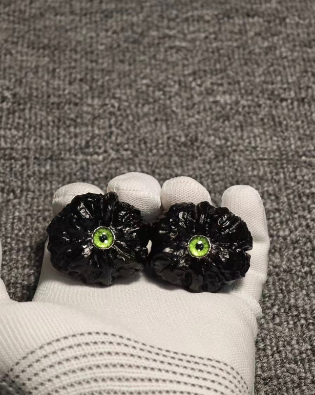 Toad-head Di Men Wenwan Walnuts with green rhinestone eyes