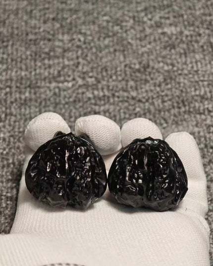 Toad-head Di Men Wenwan Walnuts with green rhinestone eyes