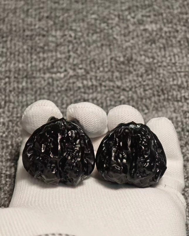 Toad-head Di Men Wenwan Walnuts with green rhinestone eyes