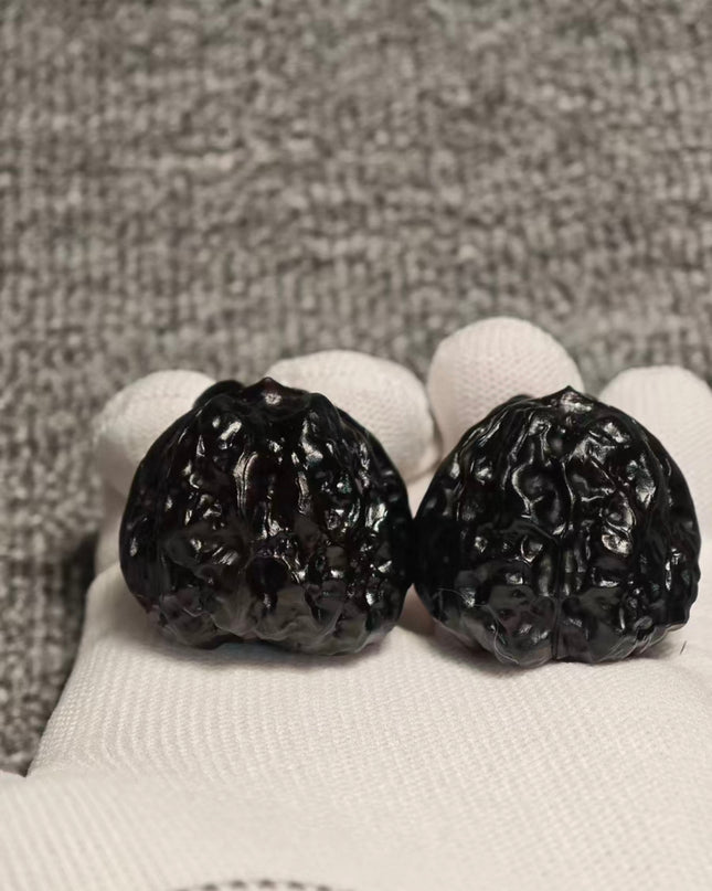 Toad-head Di Men Wenwan Walnuts with green rhinestone eyes